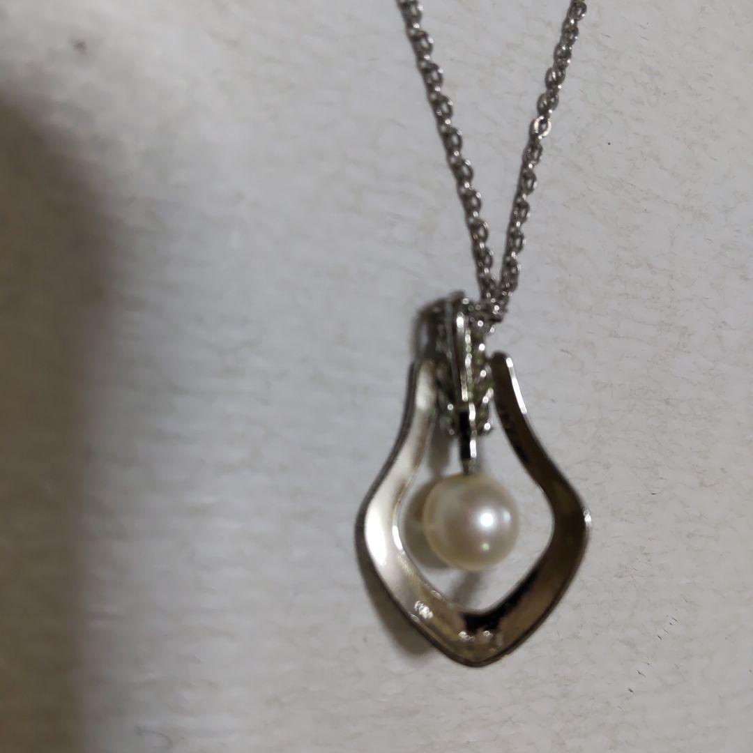 Mikimoto necklace featuring classic pearls in used condition with fine clasp and chain