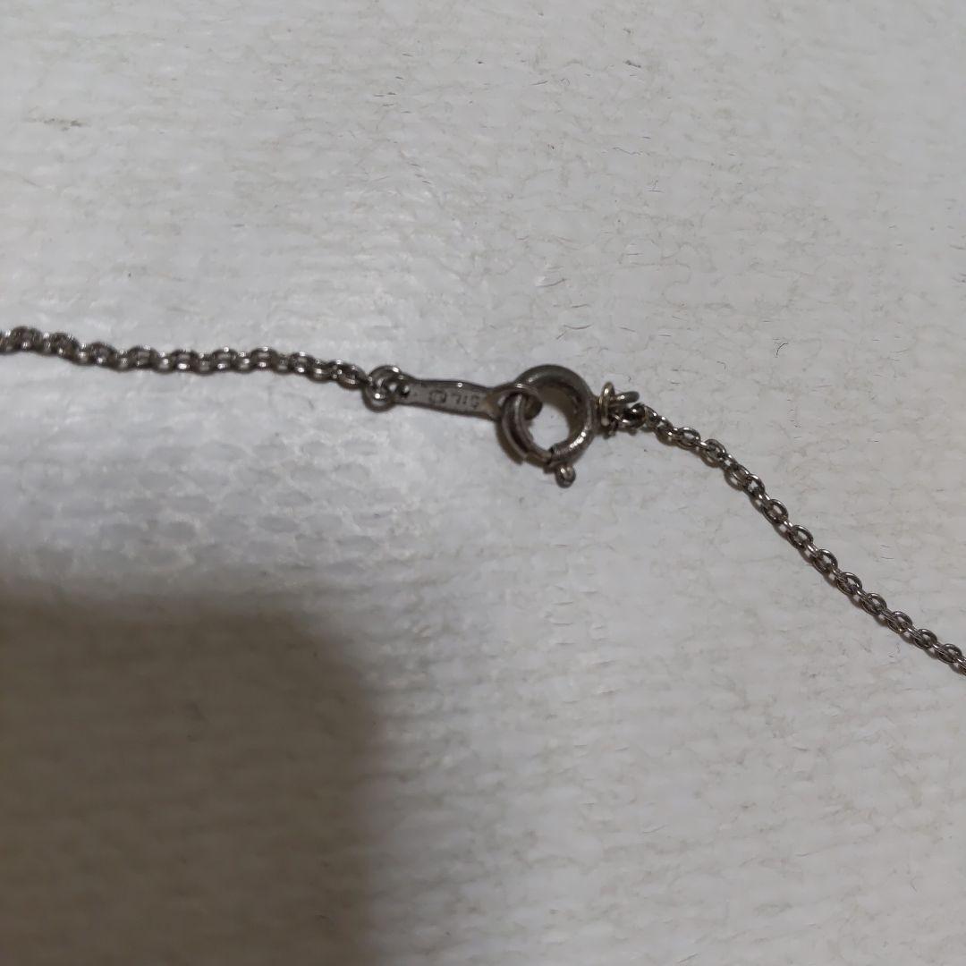 Mikimoto necklace featuring classic pearls in used condition with fine clasp and chain
