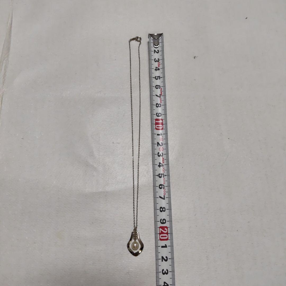 Mikimoto necklace featuring classic pearls in used condition with fine clasp and chain