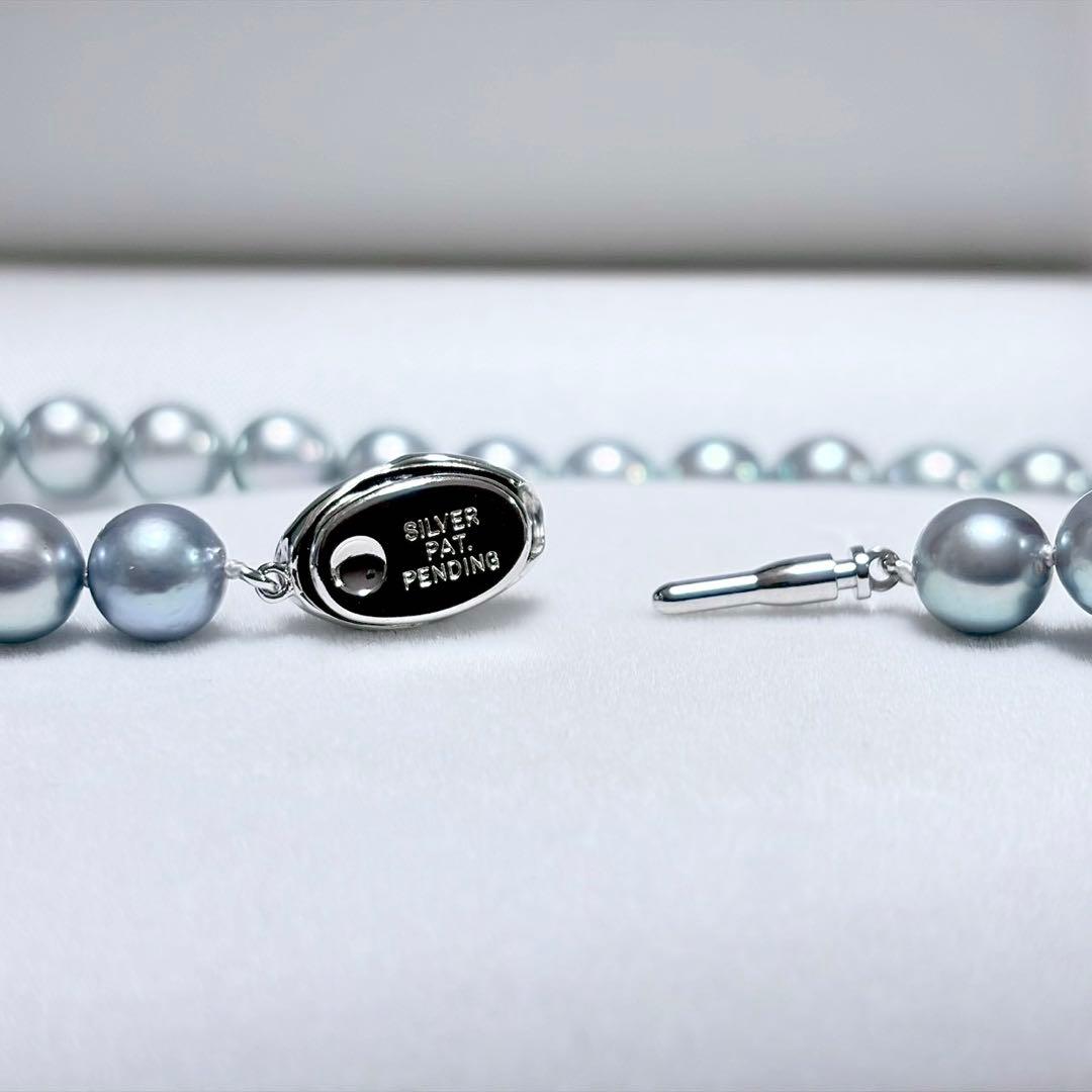 Akoya pearl necklace with silver clasp and blue grey pearls measuring 7.5-7.9mm, 43cm long