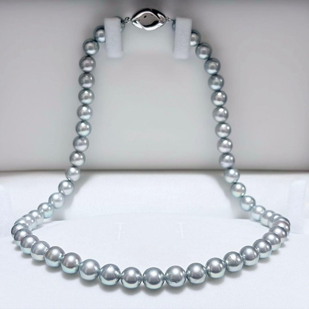 Akoya pearl necklace with silver clasp and blue grey pearls measuring 7.5-7.9mm, 43cm long