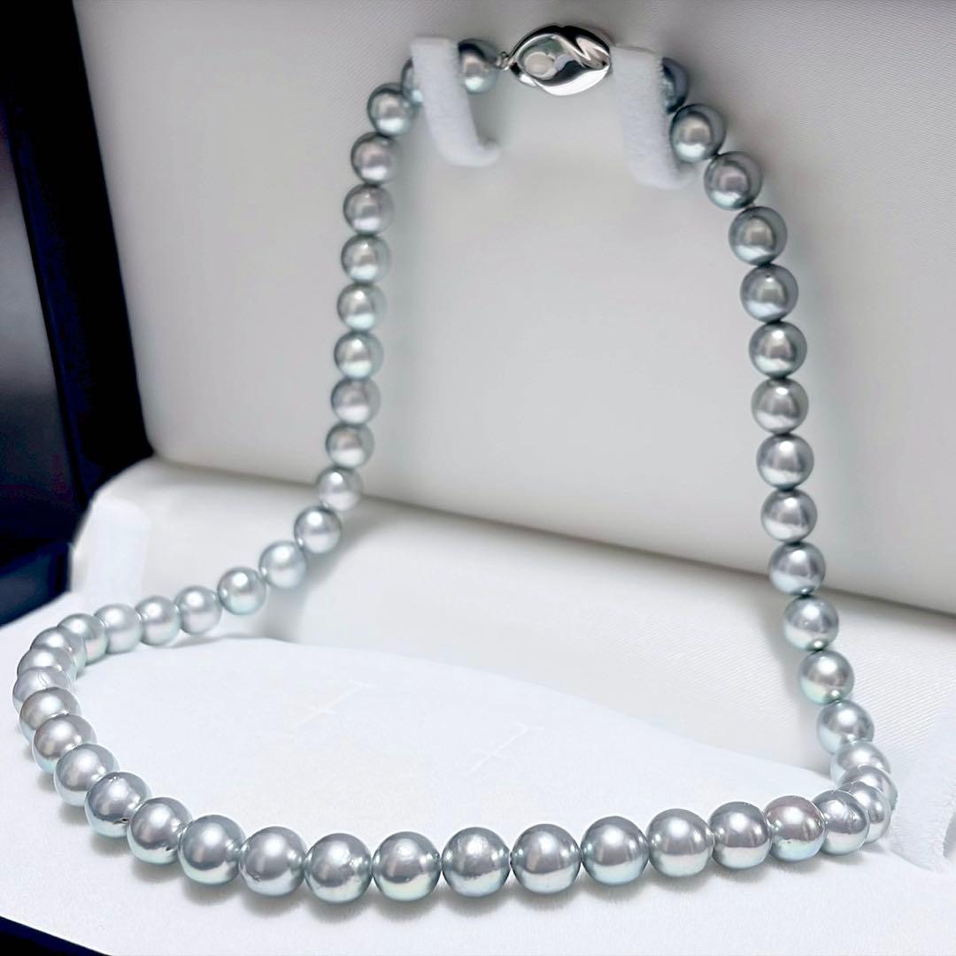 Akoya pearl necklace with silver clasp and blue grey pearls measuring 7.5-7.9mm, 43cm long