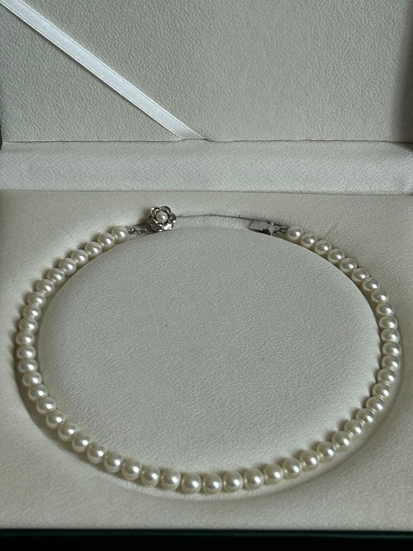 Akoya Hanadama grade necklace and earrings set featuring 7mm white pearl beads with 38cm necklace