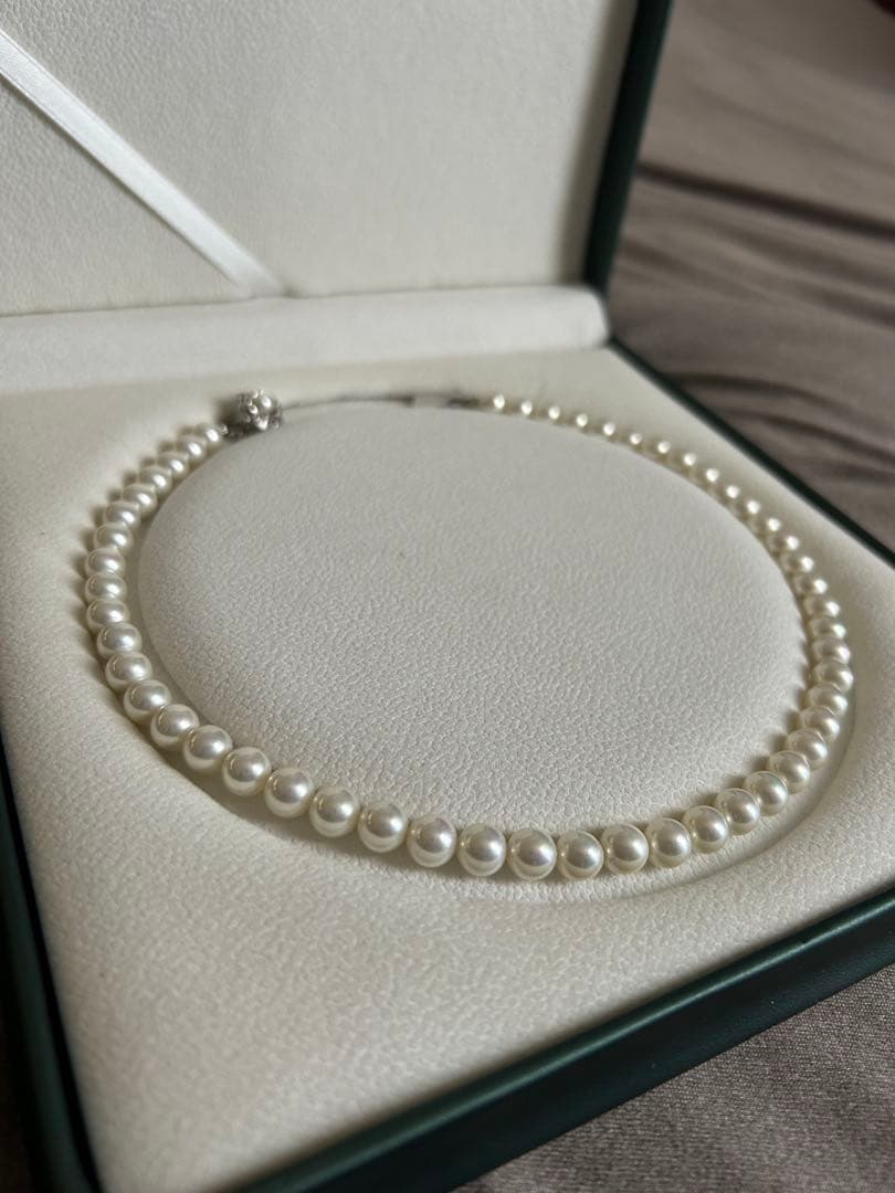Akoya Hanadama grade necklace and earrings set featuring 7mm white pearl beads with 38cm necklace
