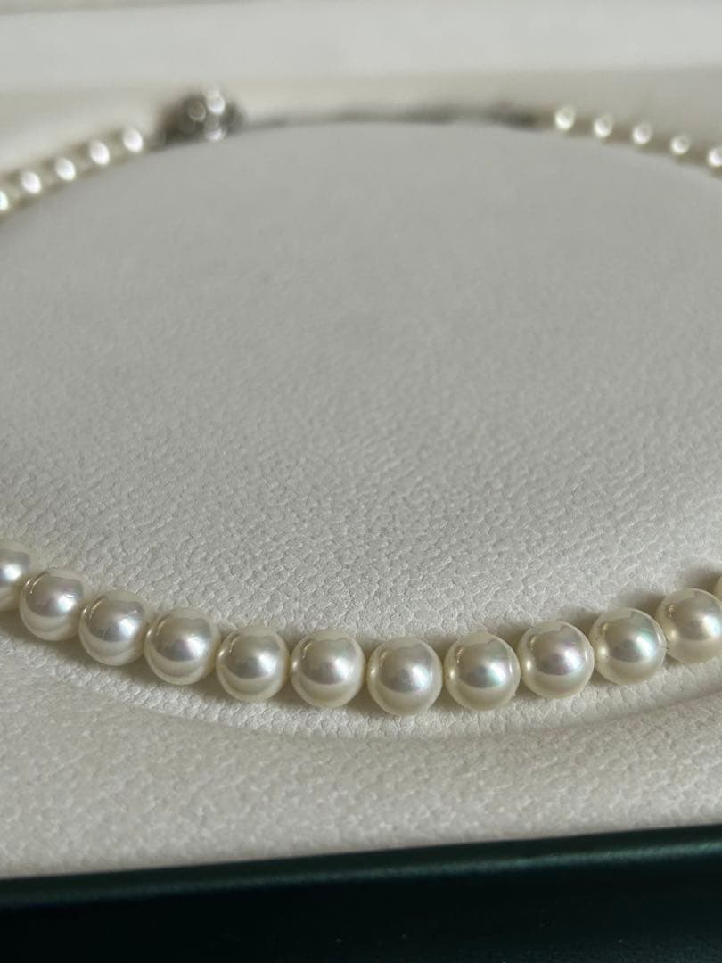 Akoya Hanadama grade necklace and earrings set featuring 7mm white pearl beads with 38cm necklace