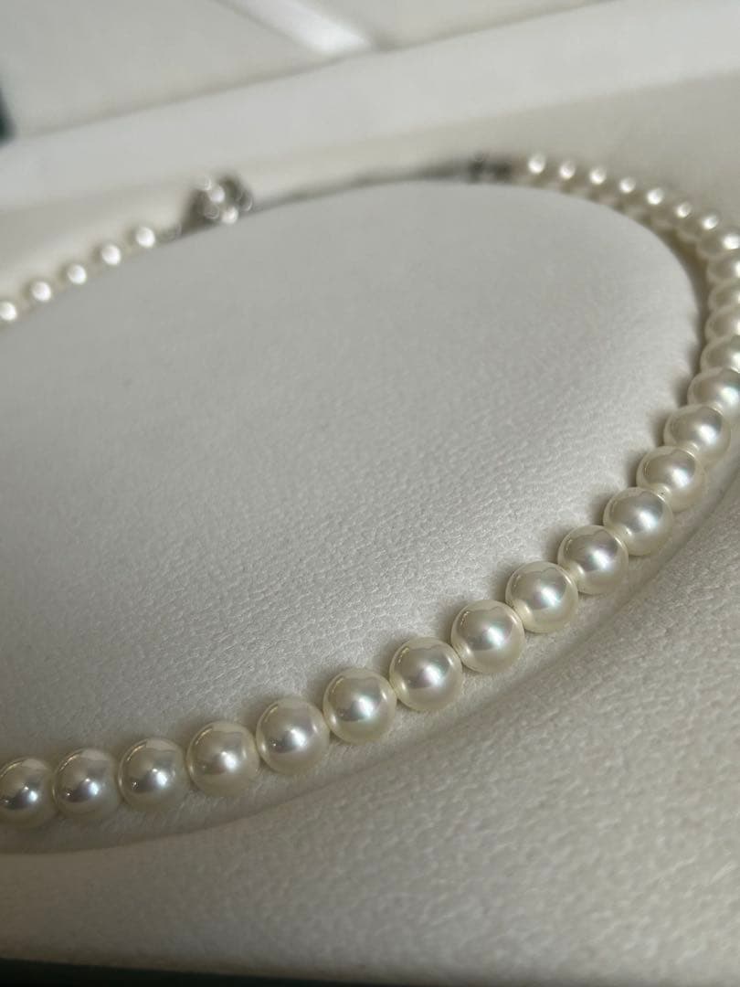 Akoya Hanadama grade necklace and earrings set featuring 7mm white pearl beads with 38cm necklace
