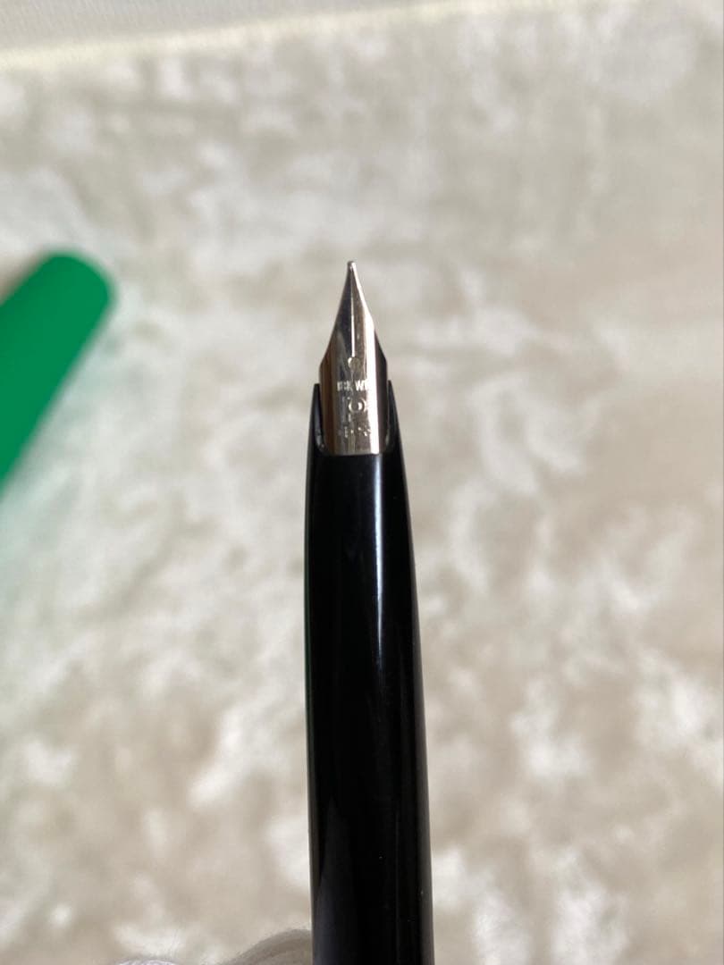 Pilot Platinum 18K white gold striped fountain pen with cap, used condition, no ink filled