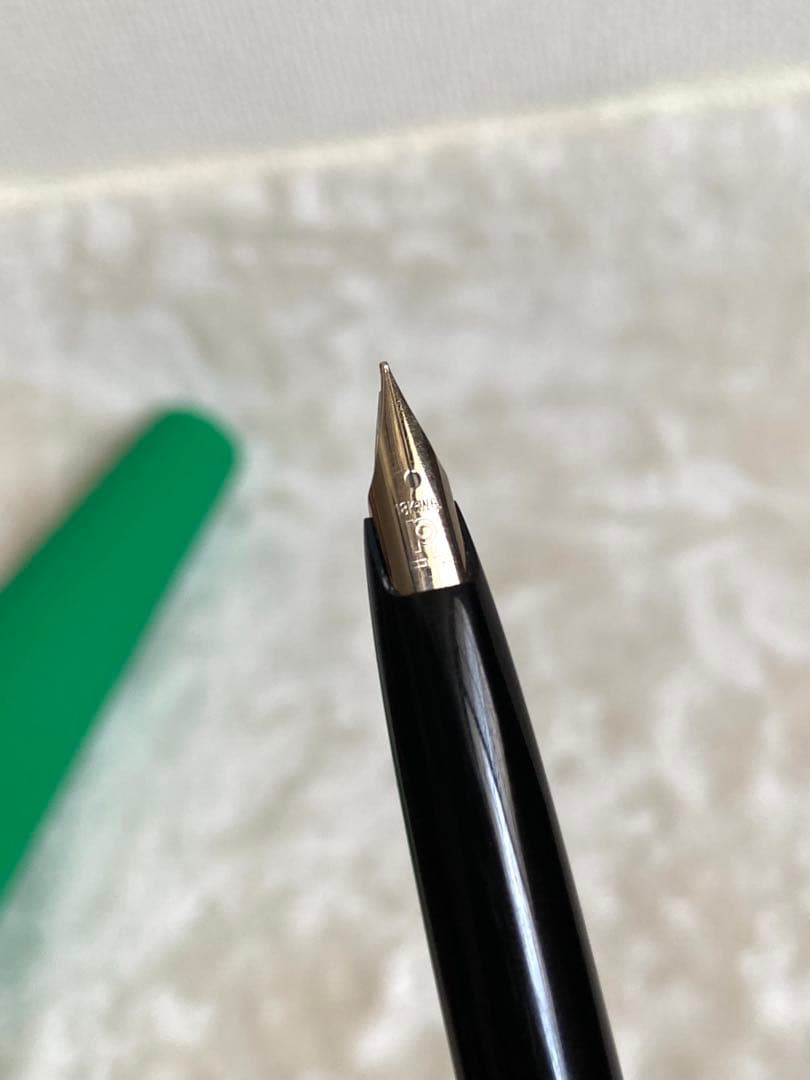 Pilot Platinum 18K white gold striped fountain pen with cap, used condition, no ink filled