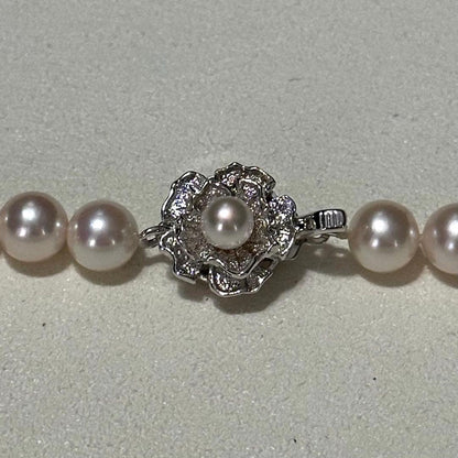 Akoya pearl necklace with 7.5-8.0mm pearls and 43 cm length displayed on a white background
