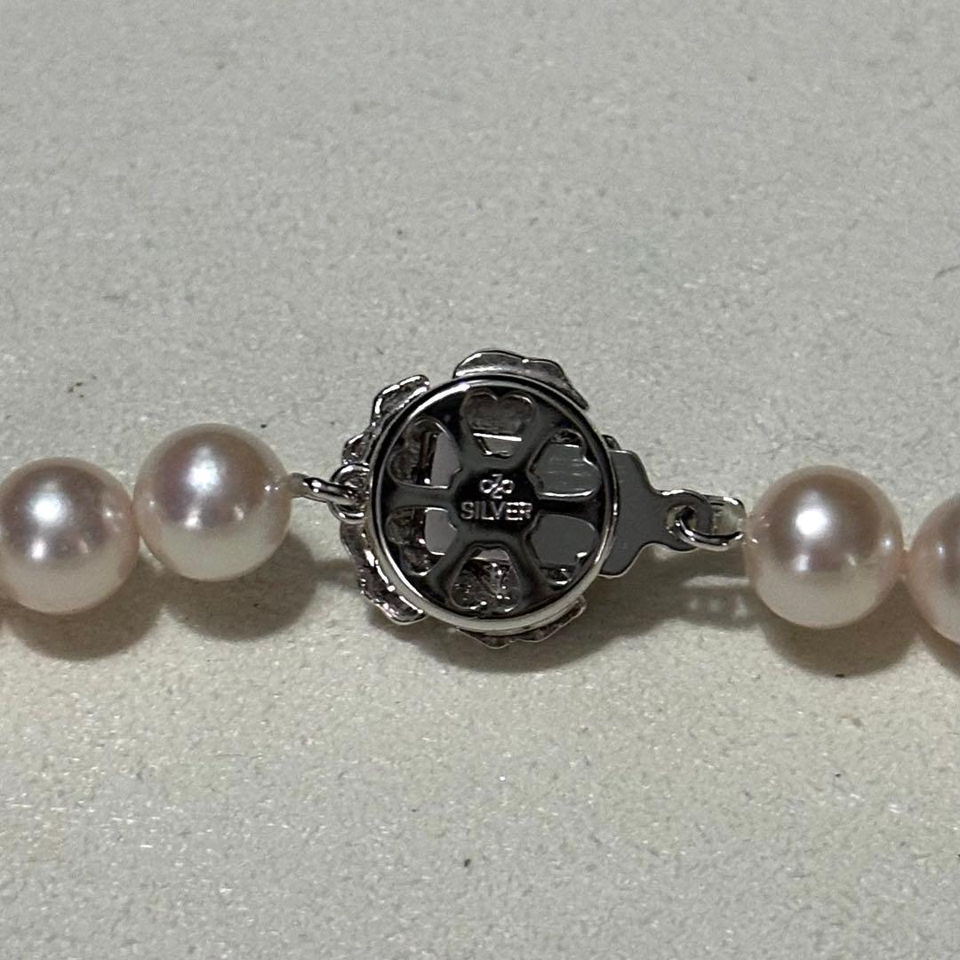 Akoya pearl necklace with 7.5-8.0mm pearls and 43 cm length displayed on a white background
