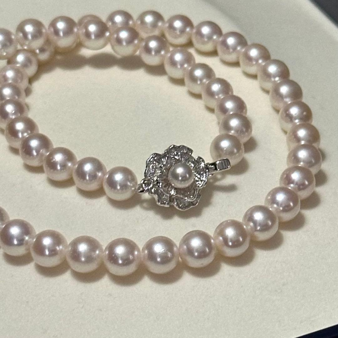 Akoya pearl necklace with 7.5-8.0mm pearls and 43 cm length displayed on a white background