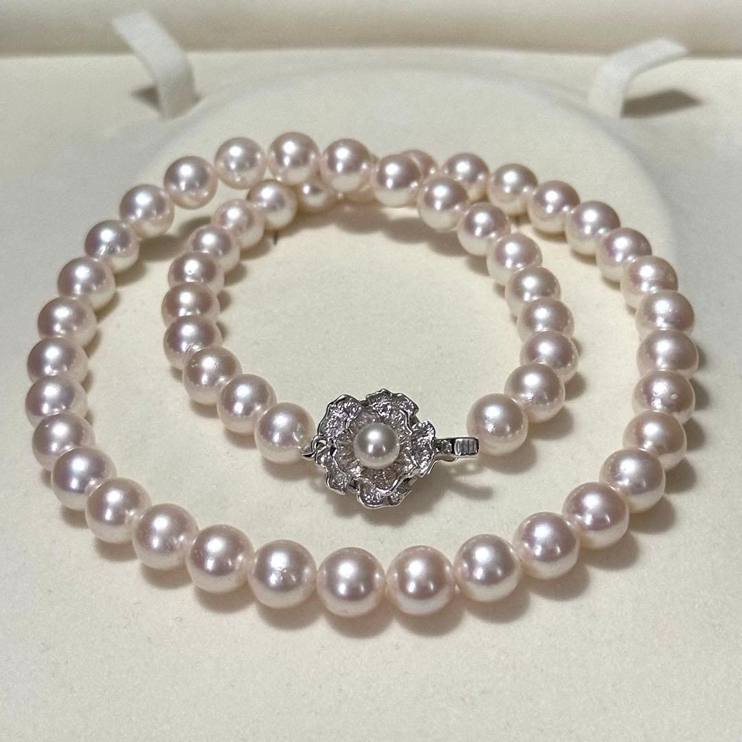 Akoya pearl necklace with 7.5-8.0mm pearls and 43 cm length displayed on a white background