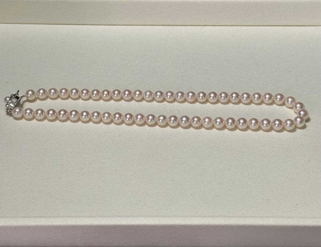 Akoya pearl necklace with 7.5-8.0mm pearls and 43 cm length displayed on a white background