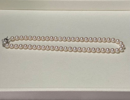Akoya pearl necklace with 7.5-8.0mm pearls and 43 cm length displayed on a white background