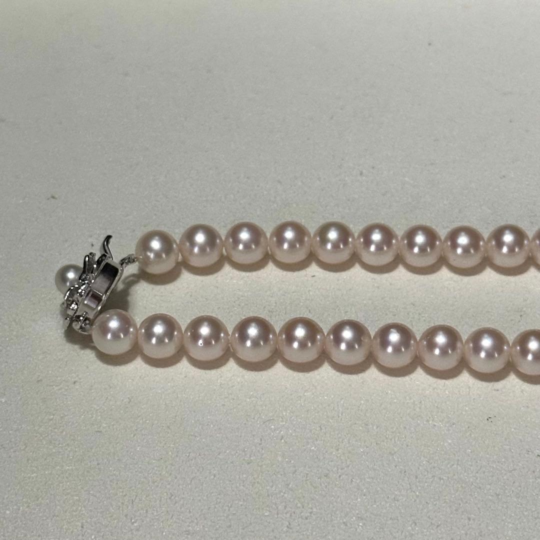 Akoya pearl necklace with 7.5-8.0mm pearls and 43 cm length displayed on a white background