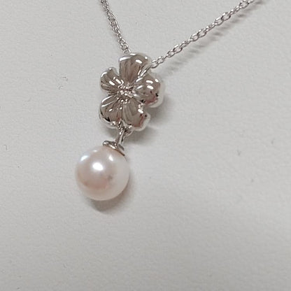 Law pearl necklace with 6.4mm pearl on a 40cm chain displayed on a white background