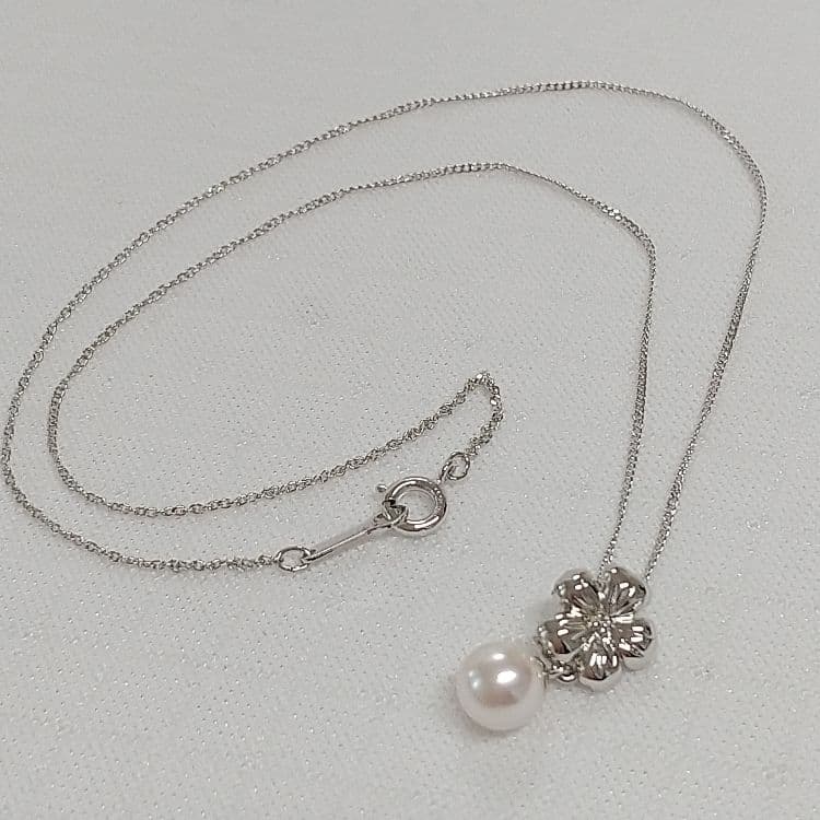 Law pearl necklace with 6.4mm pearl on a 40cm chain displayed on a white background