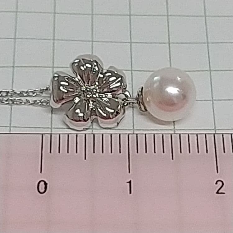 Law pearl necklace with 6.4mm pearl on a 40cm chain displayed on a white background