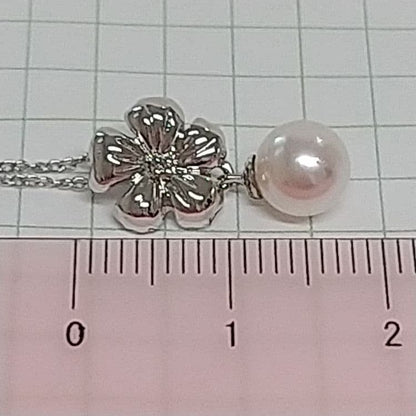 Law pearl necklace with 6.4mm pearl on a 40cm chain displayed on a white background