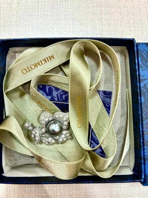 New MIKIMOTO Pearl Brooch with pearl detail and included accessory box