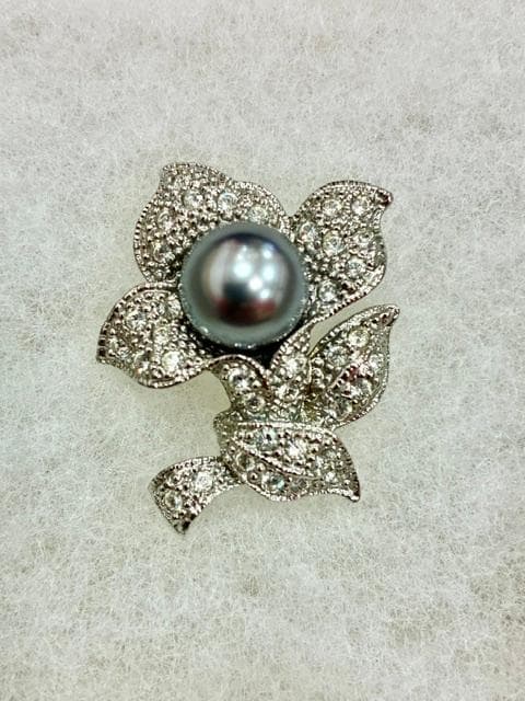 New MIKIMOTO Pearl Brooch with pearl detail and included accessory box