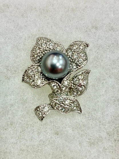 New MIKIMOTO Pearl Brooch with pearl detail and included accessory box