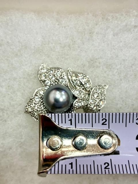 New MIKIMOTO Pearl Brooch with pearl detail and included accessory box