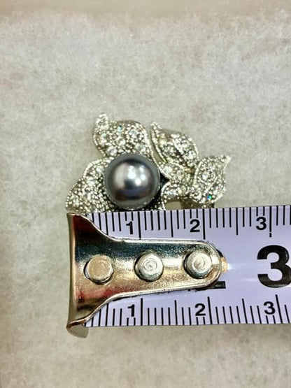 New MIKIMOTO Pearl Brooch with pearl detail and included accessory box