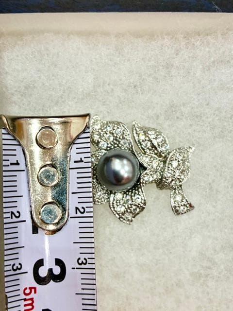 New MIKIMOTO Pearl Brooch with pearl detail and included accessory box