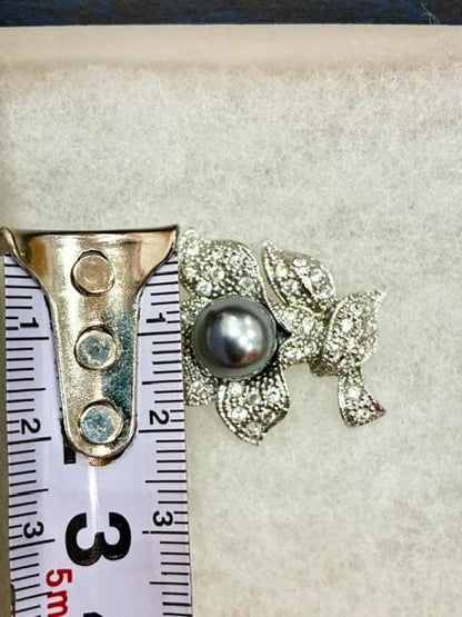 New MIKIMOTO Pearl Brooch with pearl detail and included accessory box