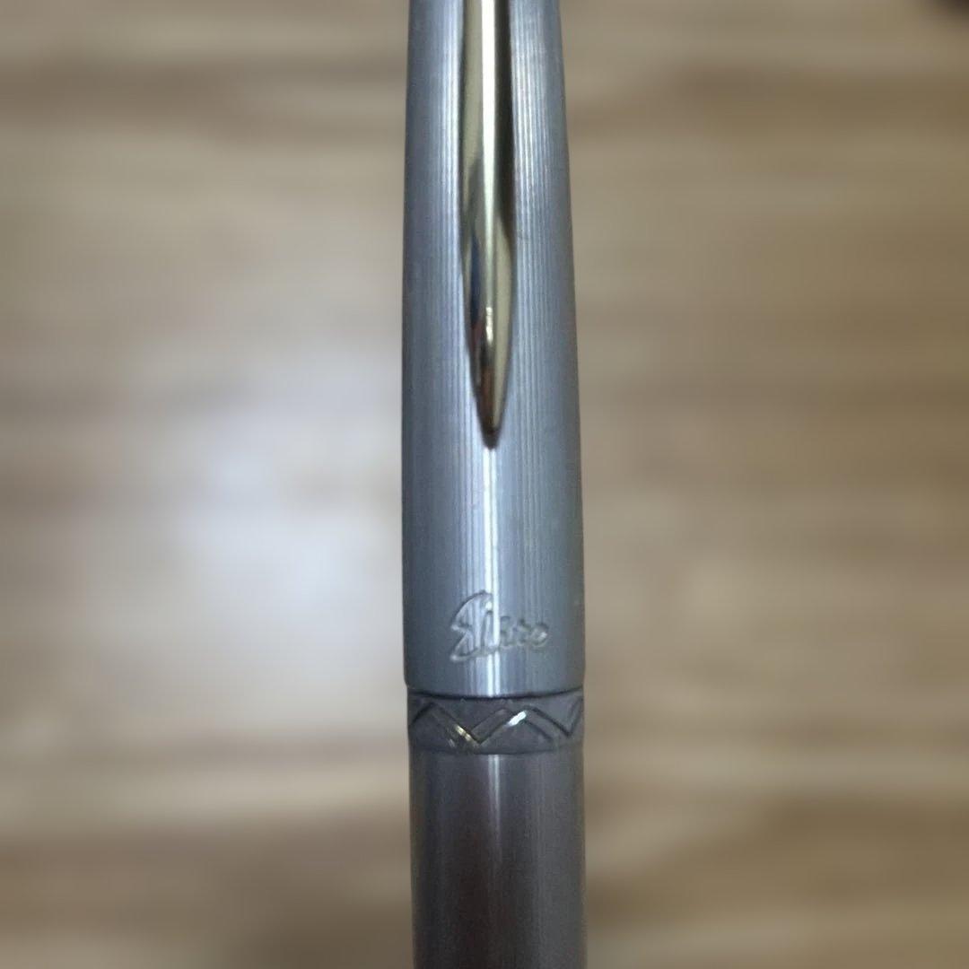 Pilot ELITE Stirling Fountain Pen 22k in silver color with stripe pattern on the barrel
