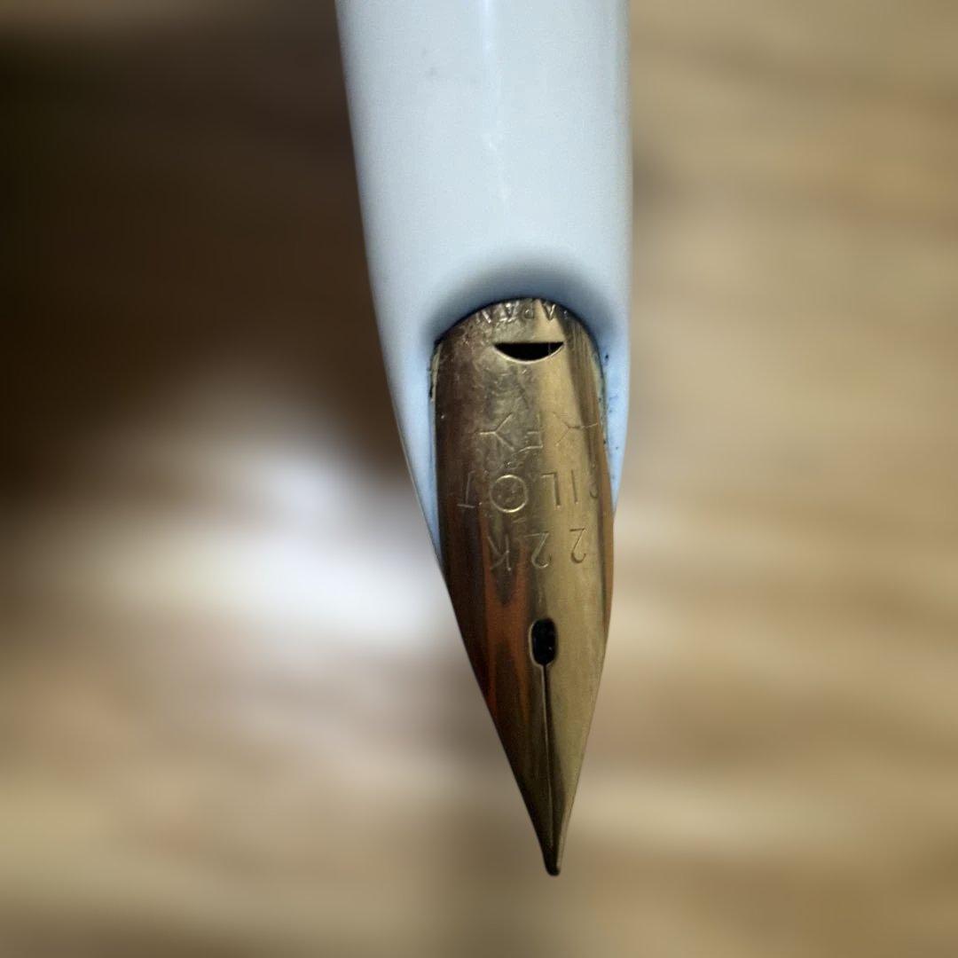 Pilot ELITE Stirling Fountain Pen 22k in silver color with stripe pattern on the barrel