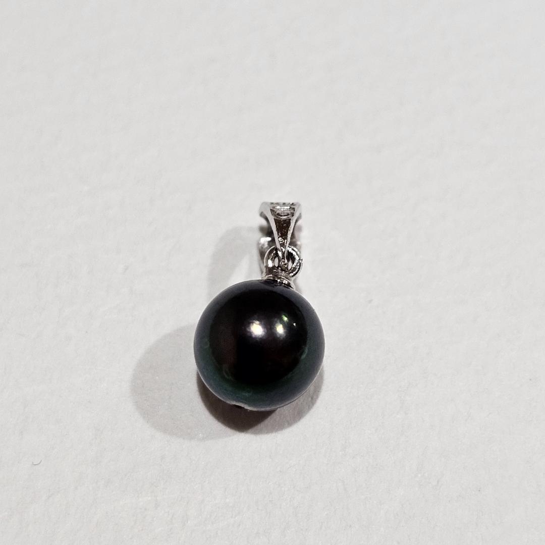 Tasaki pearl necklace with 7.5mm pearl and K14WG white gold top measuring 1.5 cm length and 0.75 cm width