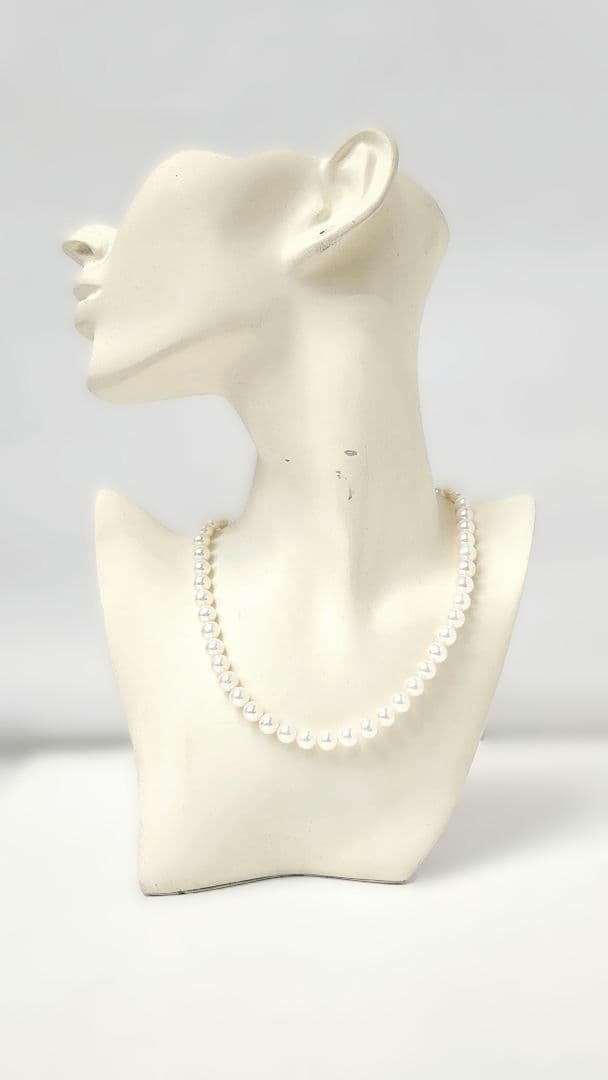 Akoya genuine pearl necklace featuring 8mm round beads and 42cm length on a white background