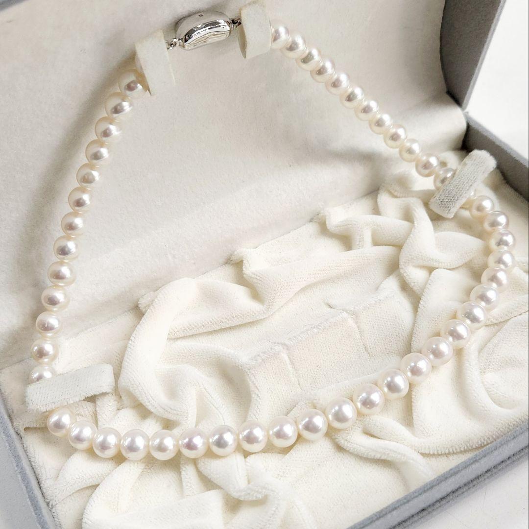 Akoya genuine pearl necklace featuring 8mm round beads and 42cm length on a white background
