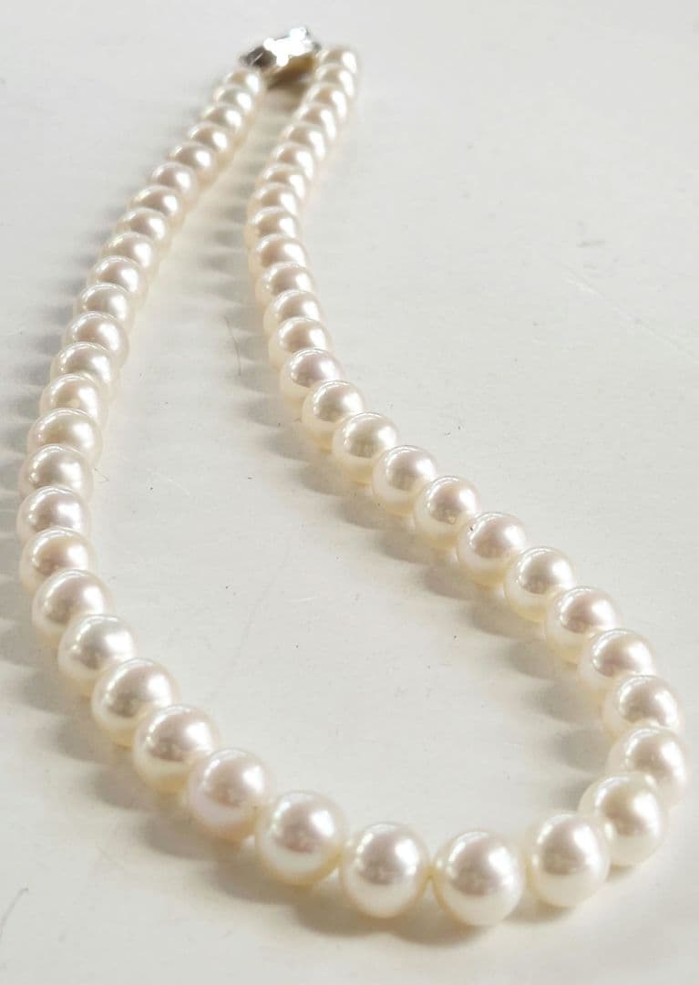 Akoya genuine pearl necklace featuring 8mm round beads and 42cm length on a white background