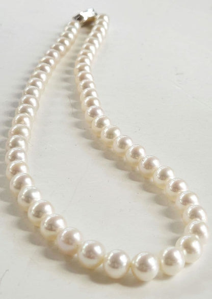 Akoya genuine pearl necklace featuring 8mm round beads and 42cm length on a white background
