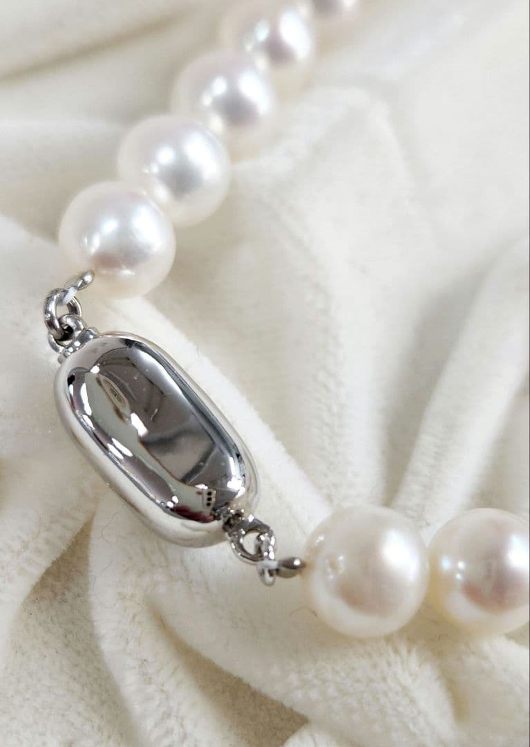 Akoya genuine pearl necklace featuring 8mm round beads and 42cm length on a white background