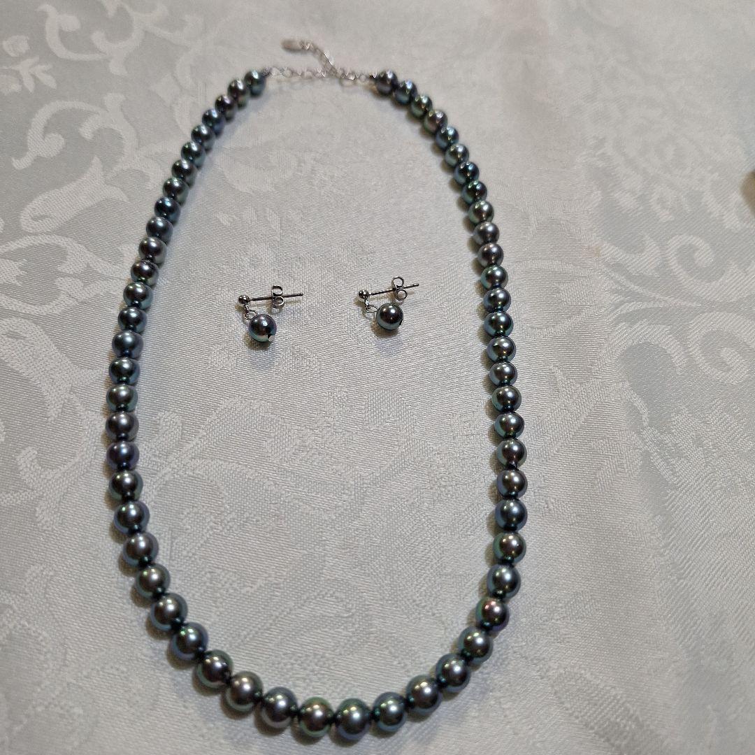 Akoya 6mm pearl Tahitian color necklace 37cm with matching titanium earrings displayed on white background