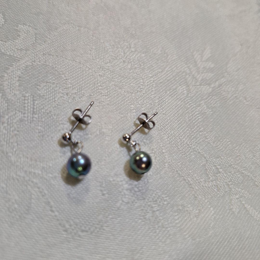 Akoya 6mm pearl Tahitian color necklace 37cm with matching titanium earrings displayed on white background