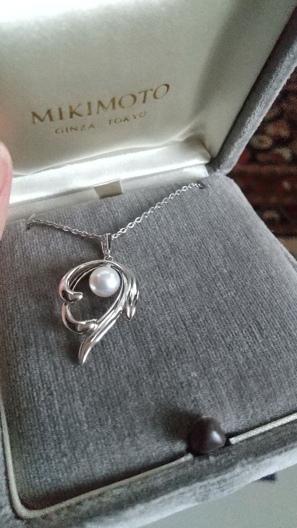 Mikimoto pearl necklace featuring 5mm pearls with 40cm chain and 2.5cm pendant
