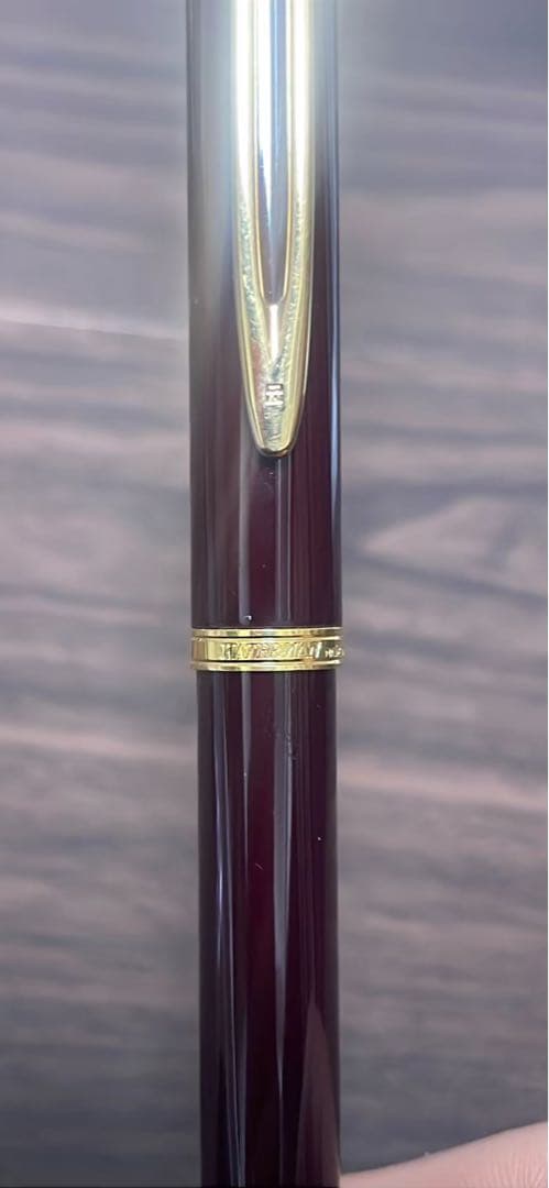 Waterman Fountain Pen with K18 gold nib in wine red resin featuring a metal clip and simple straight body design