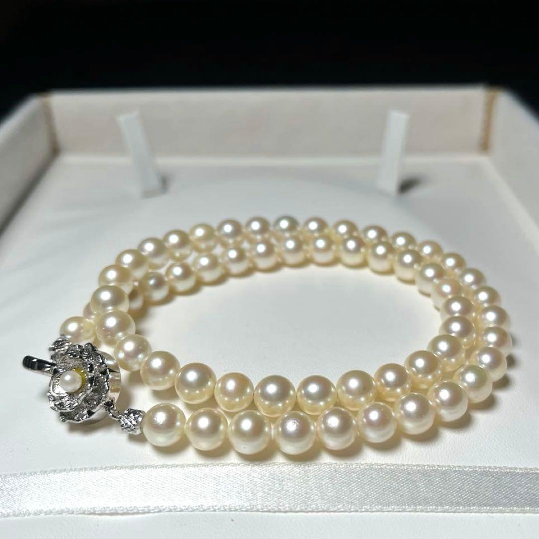 Akoya pearl necklace featuring 6.5 to 7.0 mm round white pearls set on a 41.5 cm silver chain