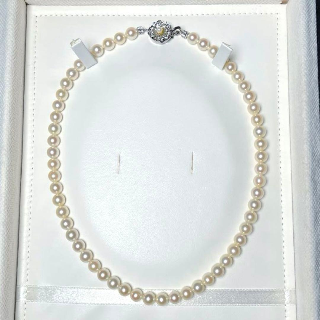Akoya pearl necklace featuring 6.5 to 7.0 mm round white pearls set on a 41.5 cm silver chain