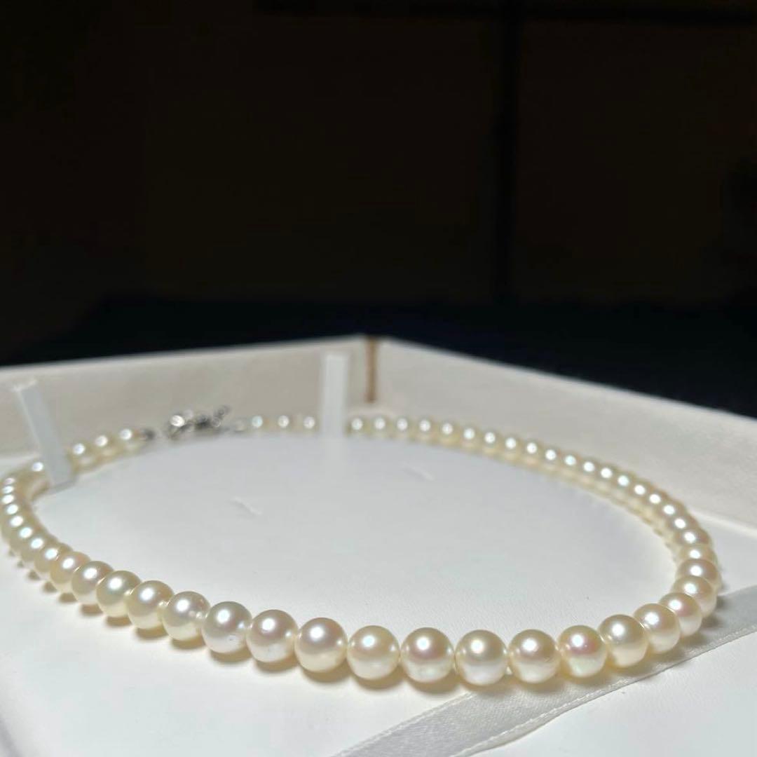 Akoya pearl necklace featuring 6.5 to 7.0 mm round white pearls set on a 41.5 cm silver chain