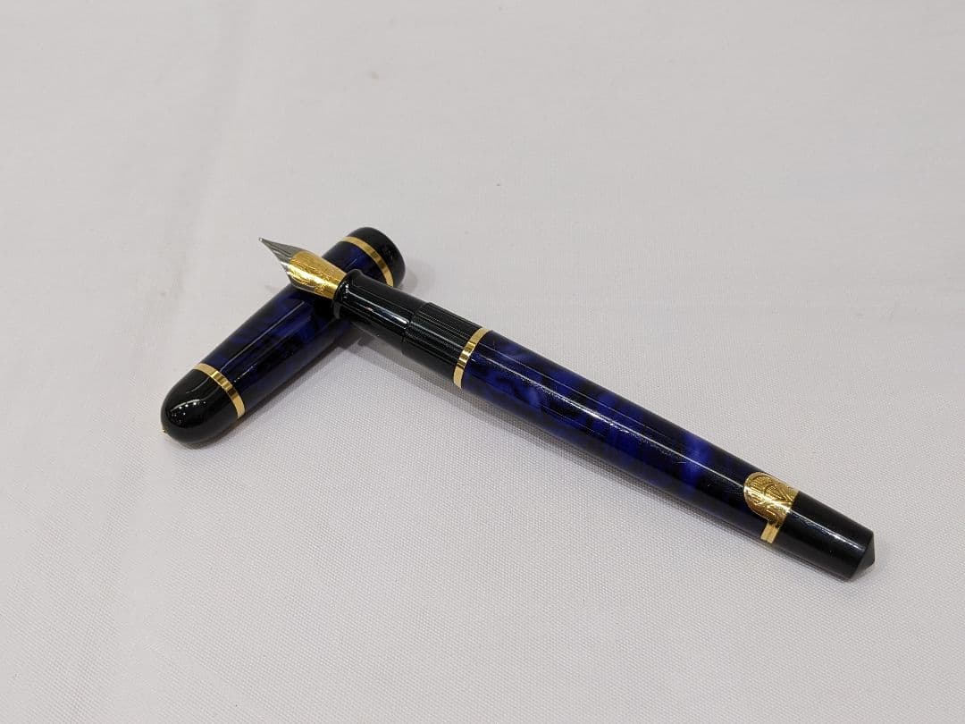 WATERMAN Philéas fountain pen with blue marble finish and gold trim displayed next to its dedicated case
