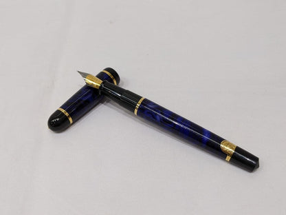 WATERMAN Philéas fountain pen with blue marble finish and gold trim displayed next to its dedicated case