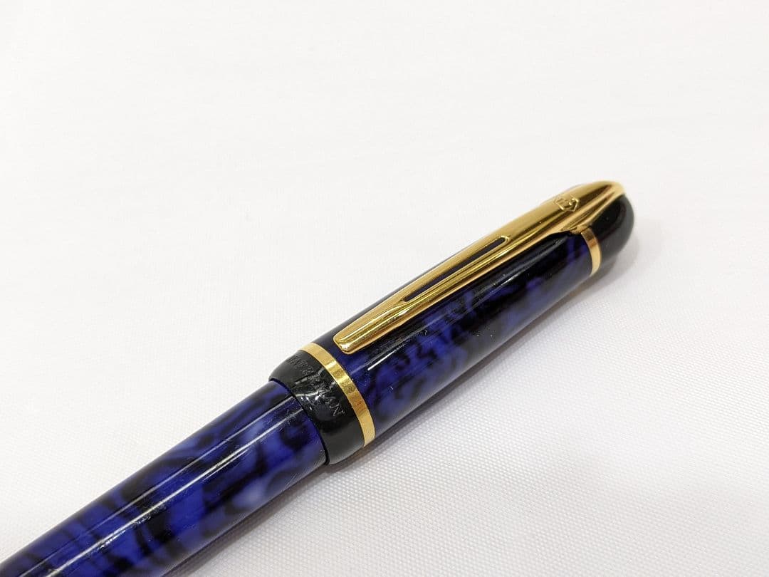 WATERMAN Philéas fountain pen with blue marble finish and gold trim displayed next to its dedicated case