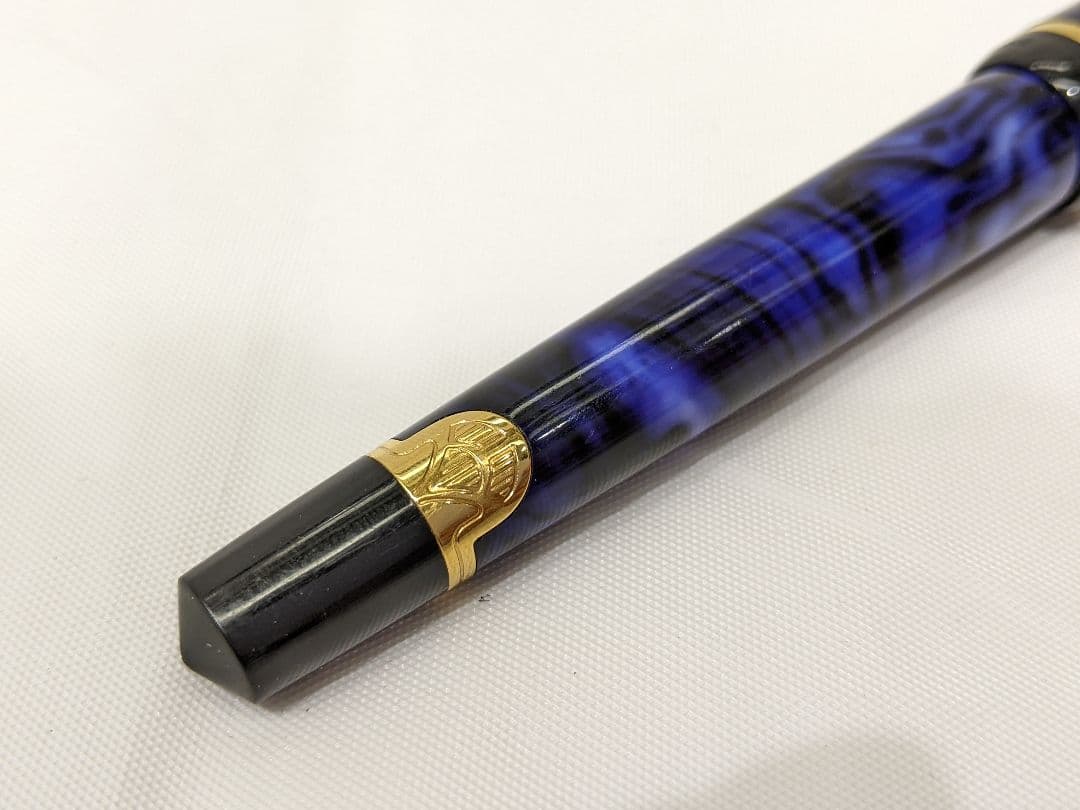 WATERMAN Philéas fountain pen with blue marble finish and gold trim displayed next to its dedicated case