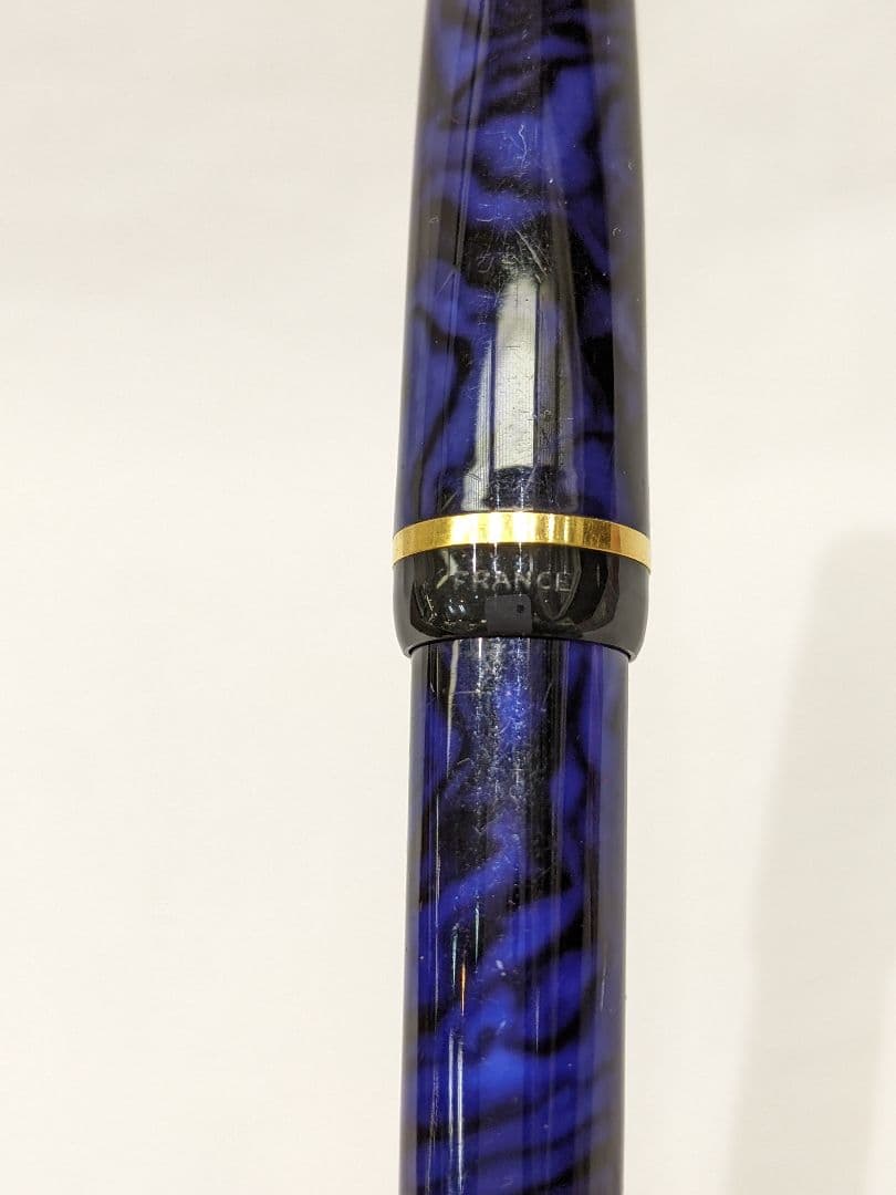 WATERMAN Philéas fountain pen with blue marble finish and gold trim displayed next to its dedicated case